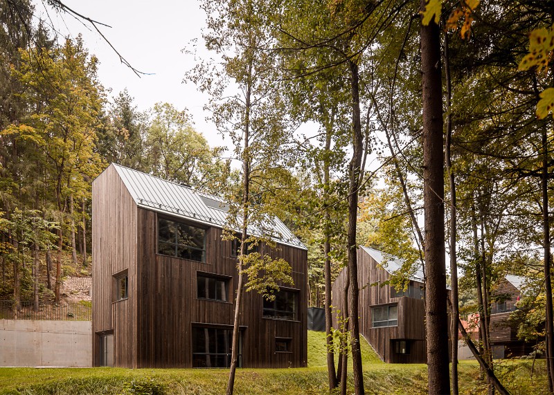 Sklady armádního střeliva přeměnili v lesní rezidenční projekt